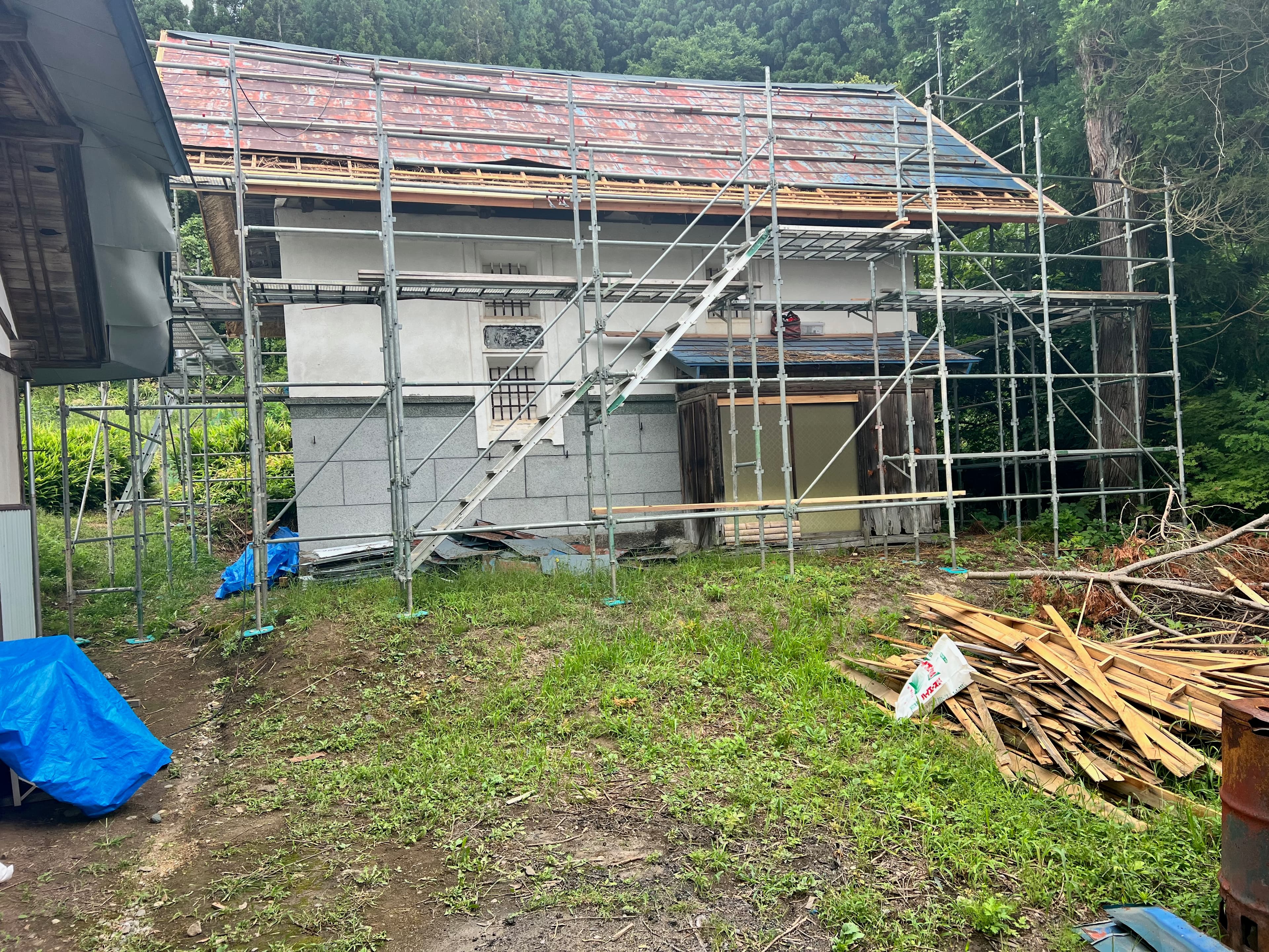 Professional scaffolding on the kura — restoration in good hands