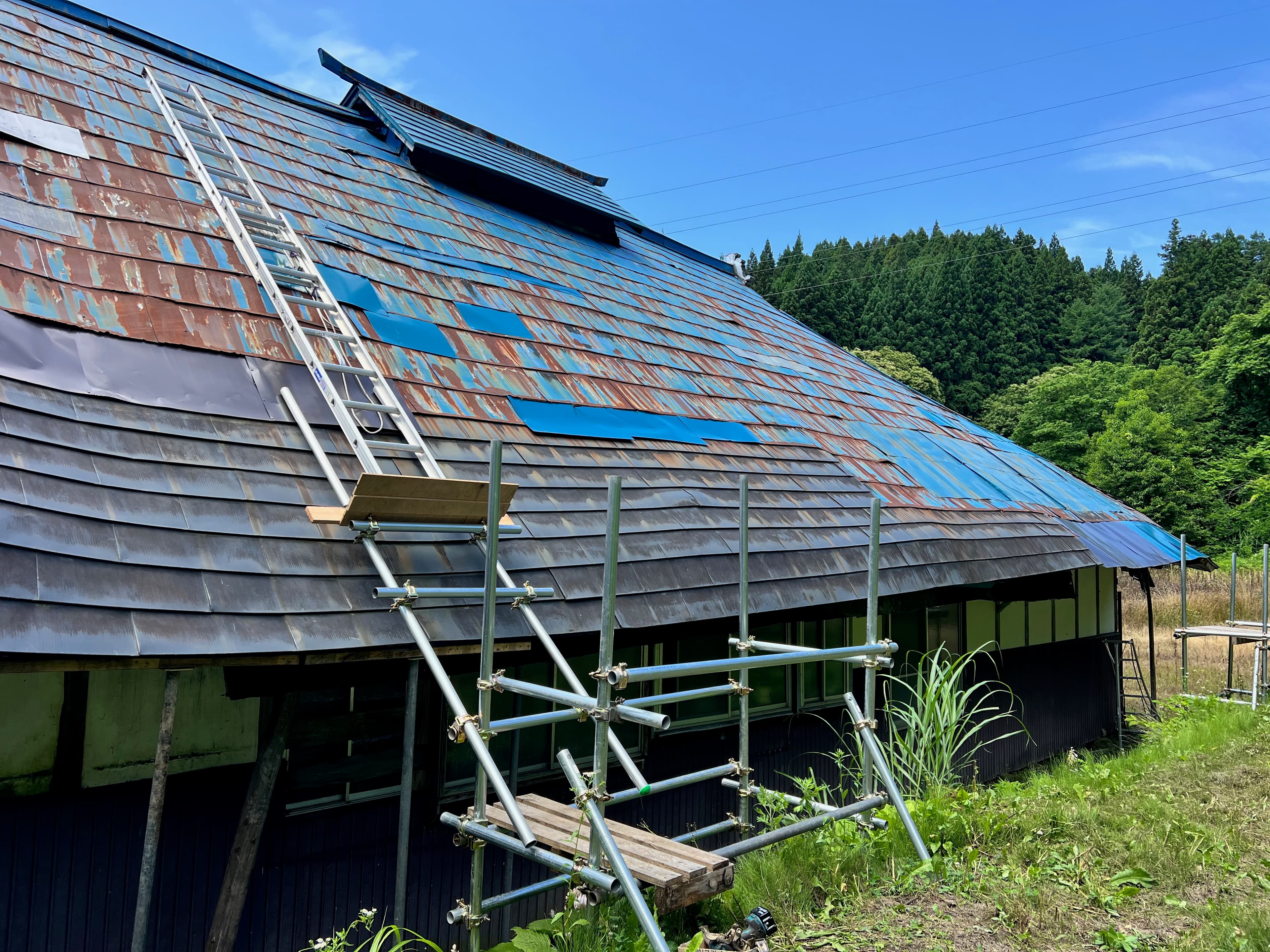 Scaffold pipe assembled to reach the main house roof